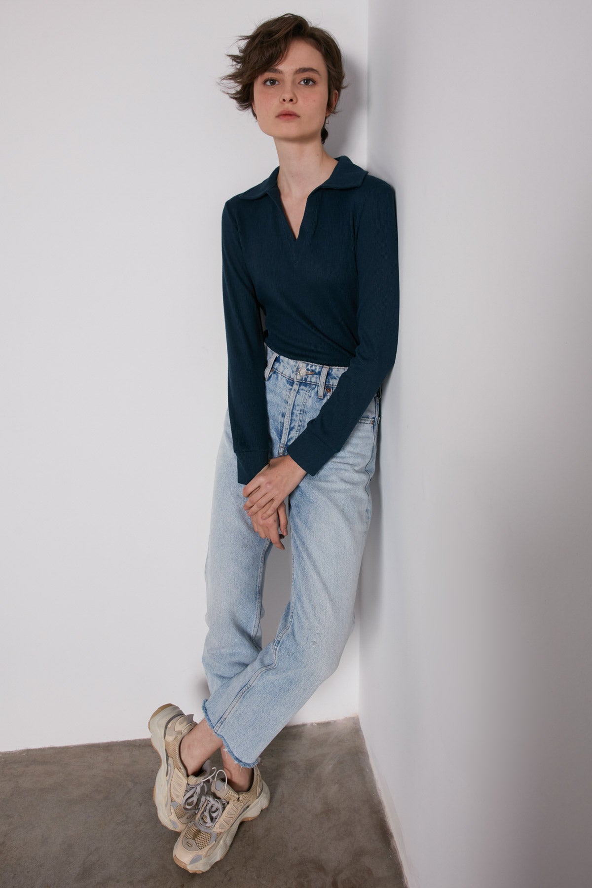 V-COLLAR FIT KNITTED BLOUSE