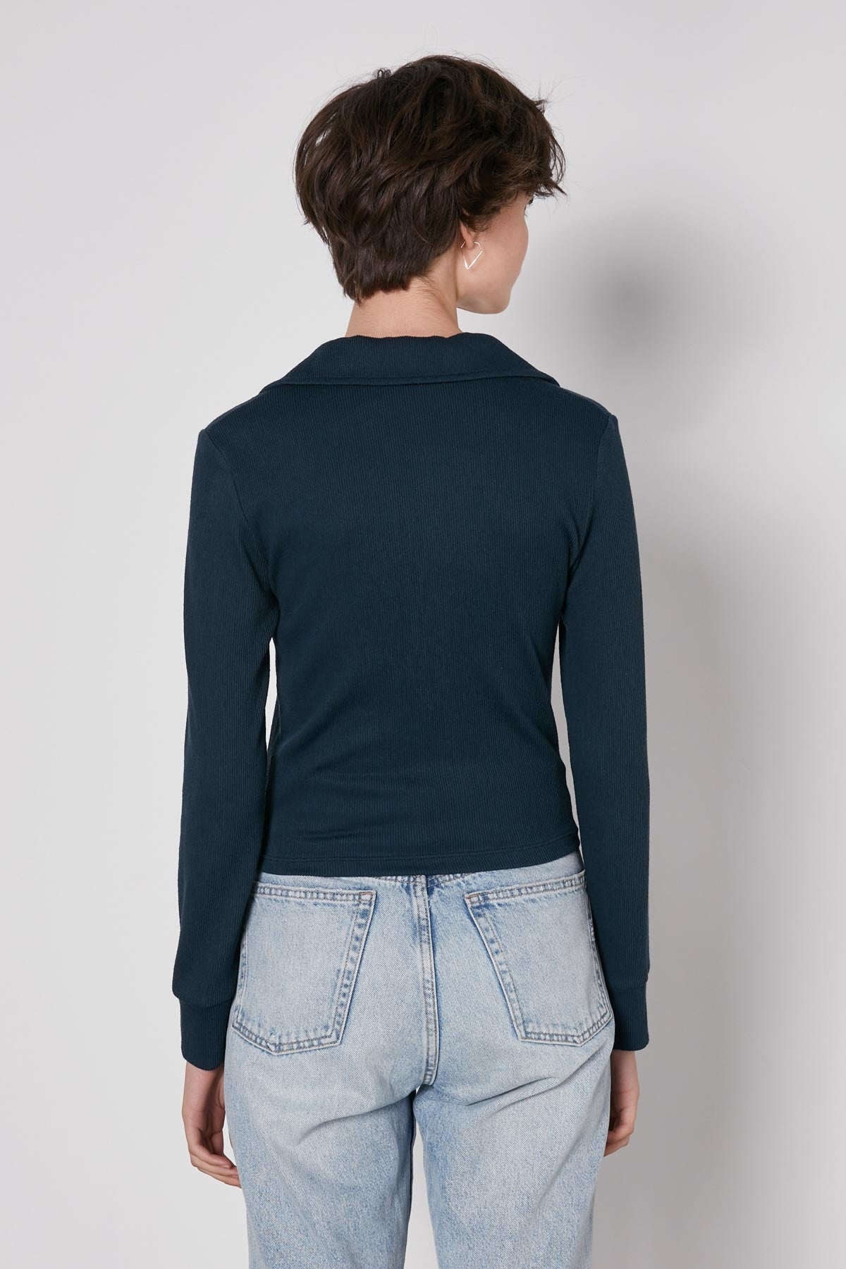 V-COLLAR FIT KNITTED BLOUSE