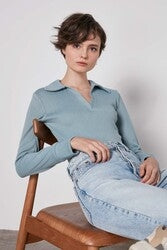 V-COLLAR FIT KNITTED BLOUSE