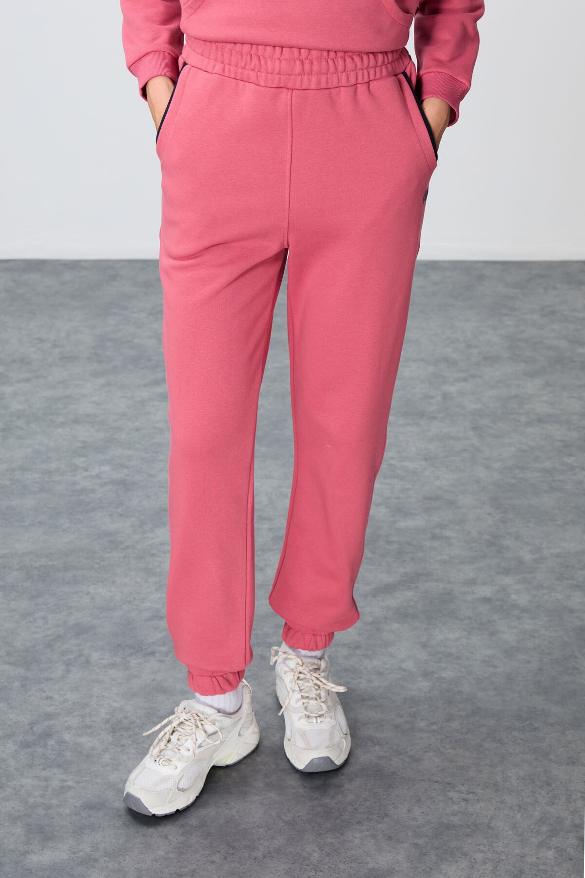 Wild Rose Compact Cotton Thick Smooth Textured Stand Collar Oversize Fit Women's Tracksuit Set - 95342