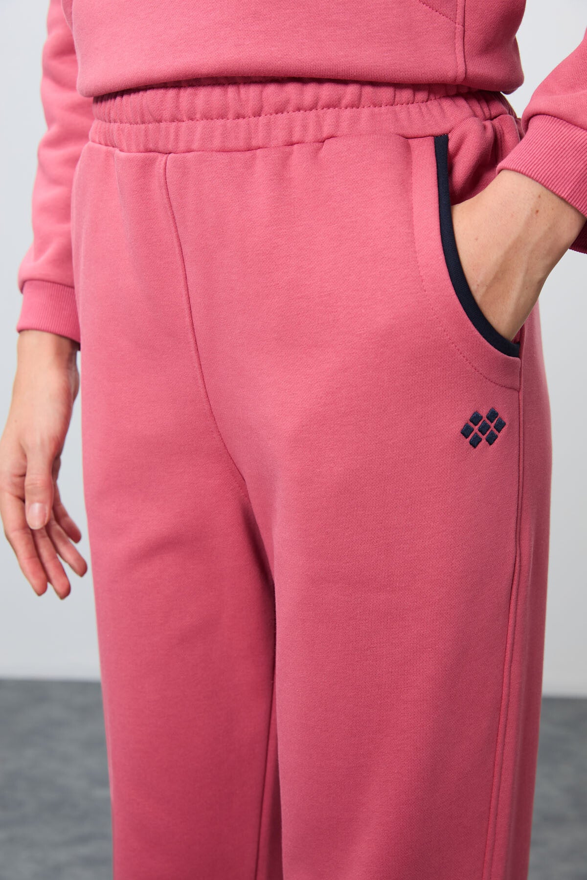 Wild Rose Compact Cotton Thick Smooth Textured Stand Collar Oversize Fit Women's Tracksuit Set - 95342
