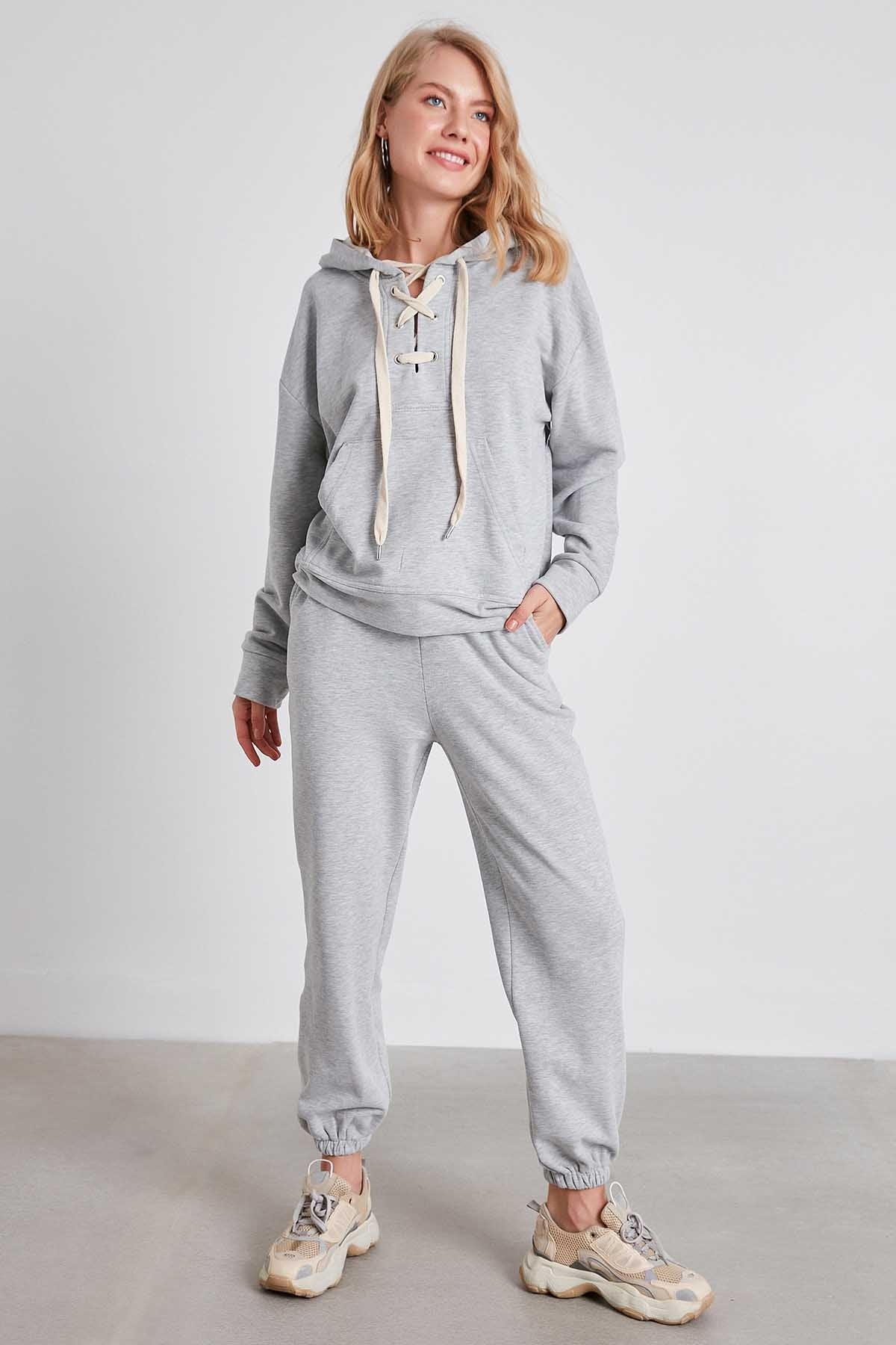 KANGAROO POCKET SWEATSHIRT