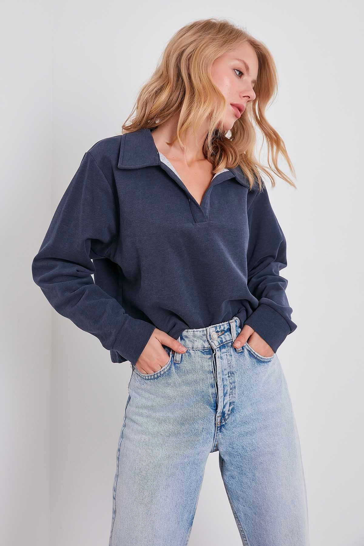 CROP KNITTED SWEATSHIRT WITH A COLLAR