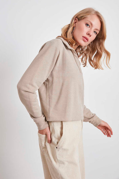 CROP KNITTED SWEATSHIRT WITH A COLLAR