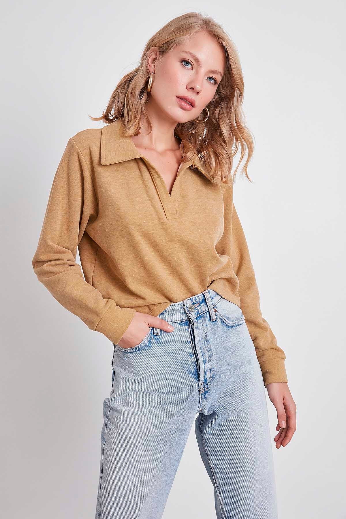 CROP KNITTED SWEATSHIRT WITH A COLLAR