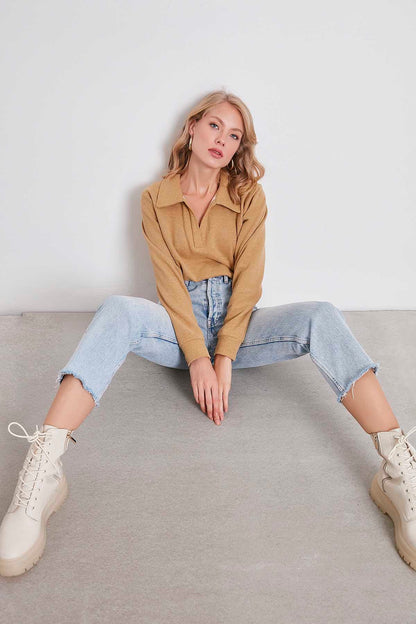 CROP KNITTED SWEATSHIRT WITH A COLLAR
