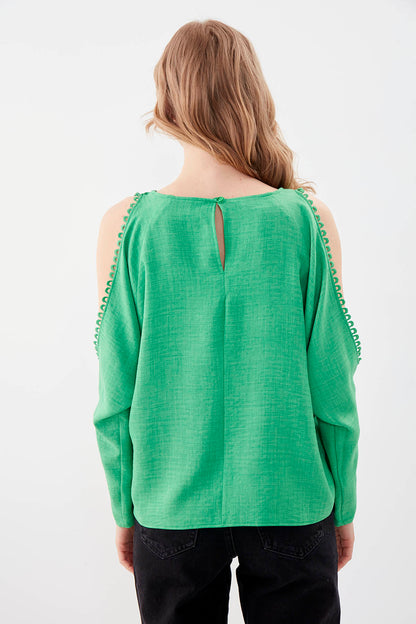 COLLAR-BUTTONED COLORED BLOUSE