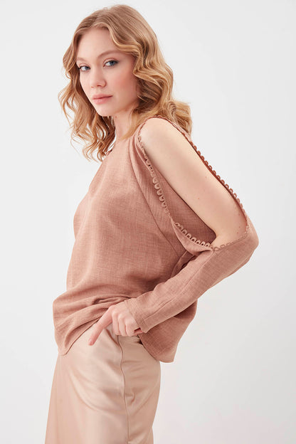 COLLAR-BUTTONED COLORED BLOUSE