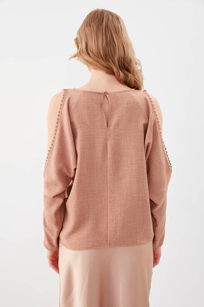 COLLAR-BUTTONED COLORED BLOUSE