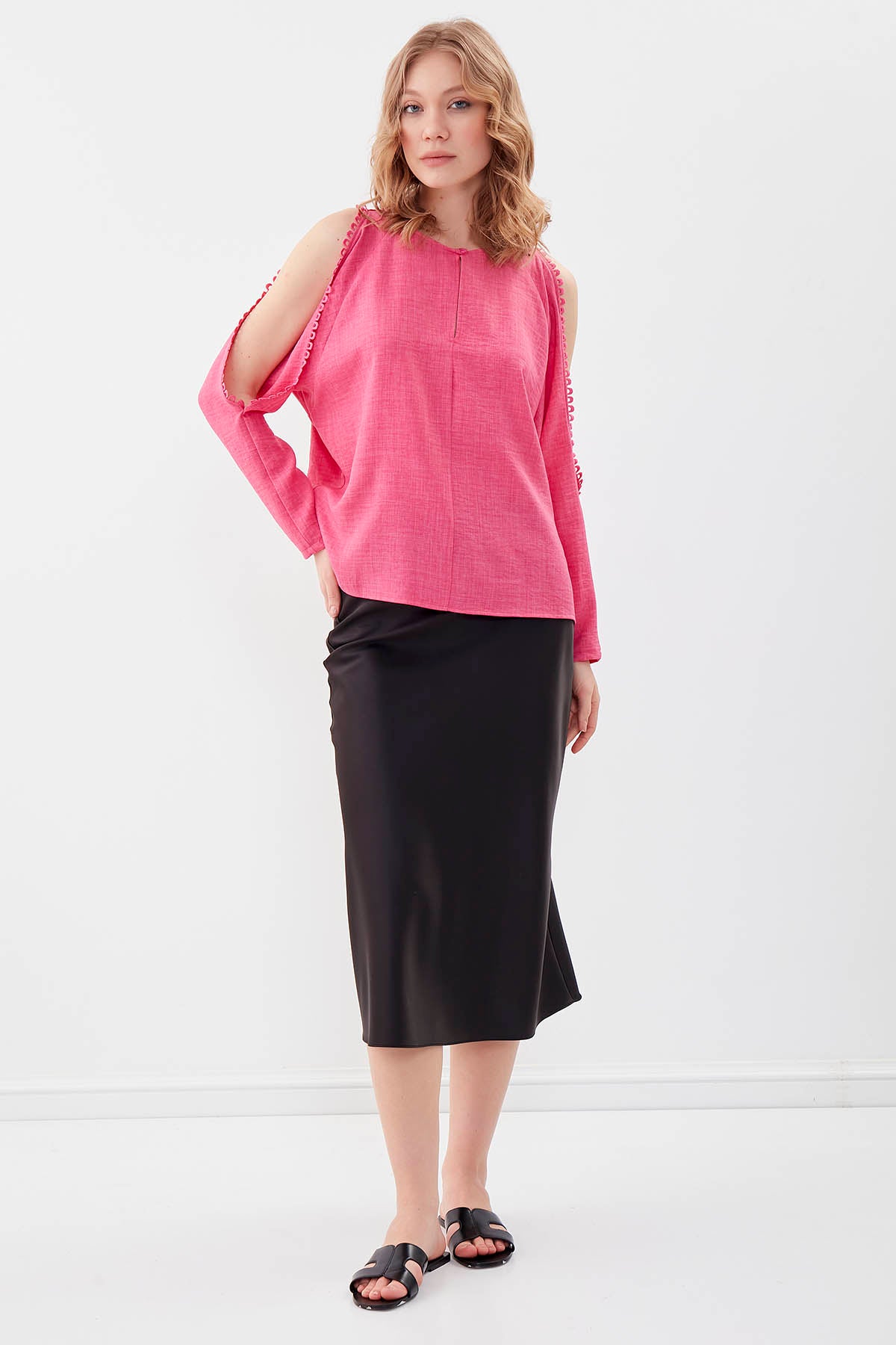 COLLAR-BUTTONED COLORED BLOUSE