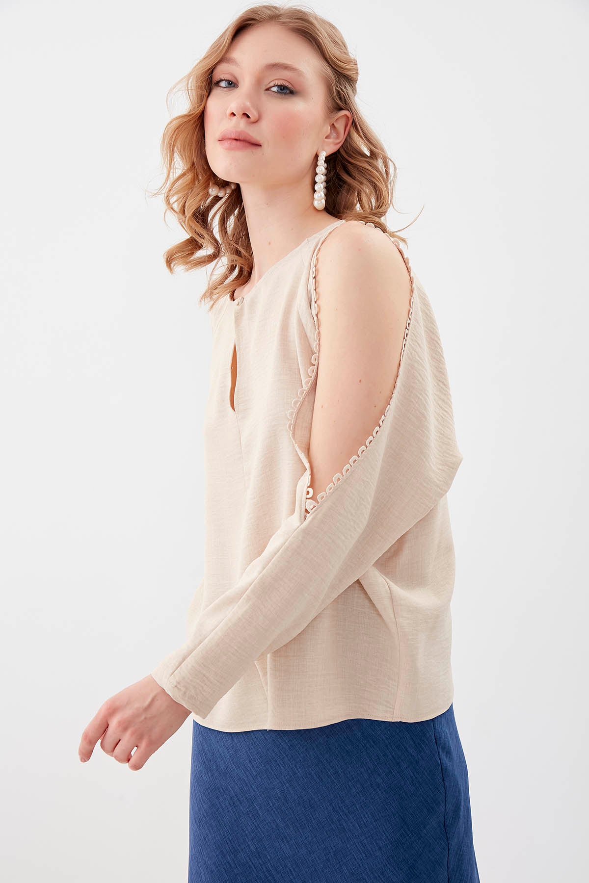 COLLAR-BUTTONED COLORED BLOUSE
