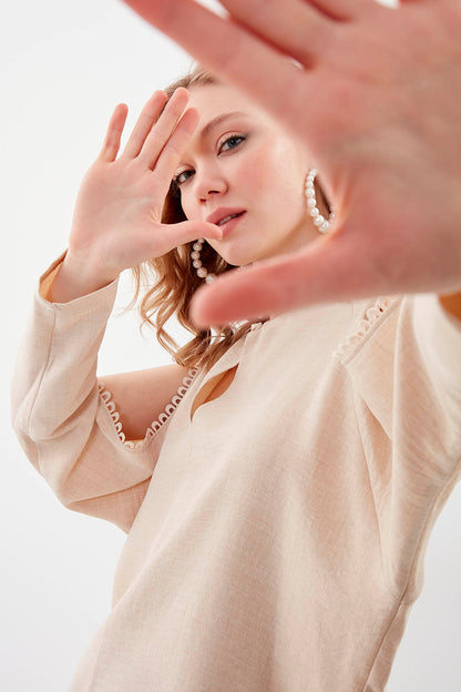 COLLAR-BUTTONED COLORED BLOUSE
