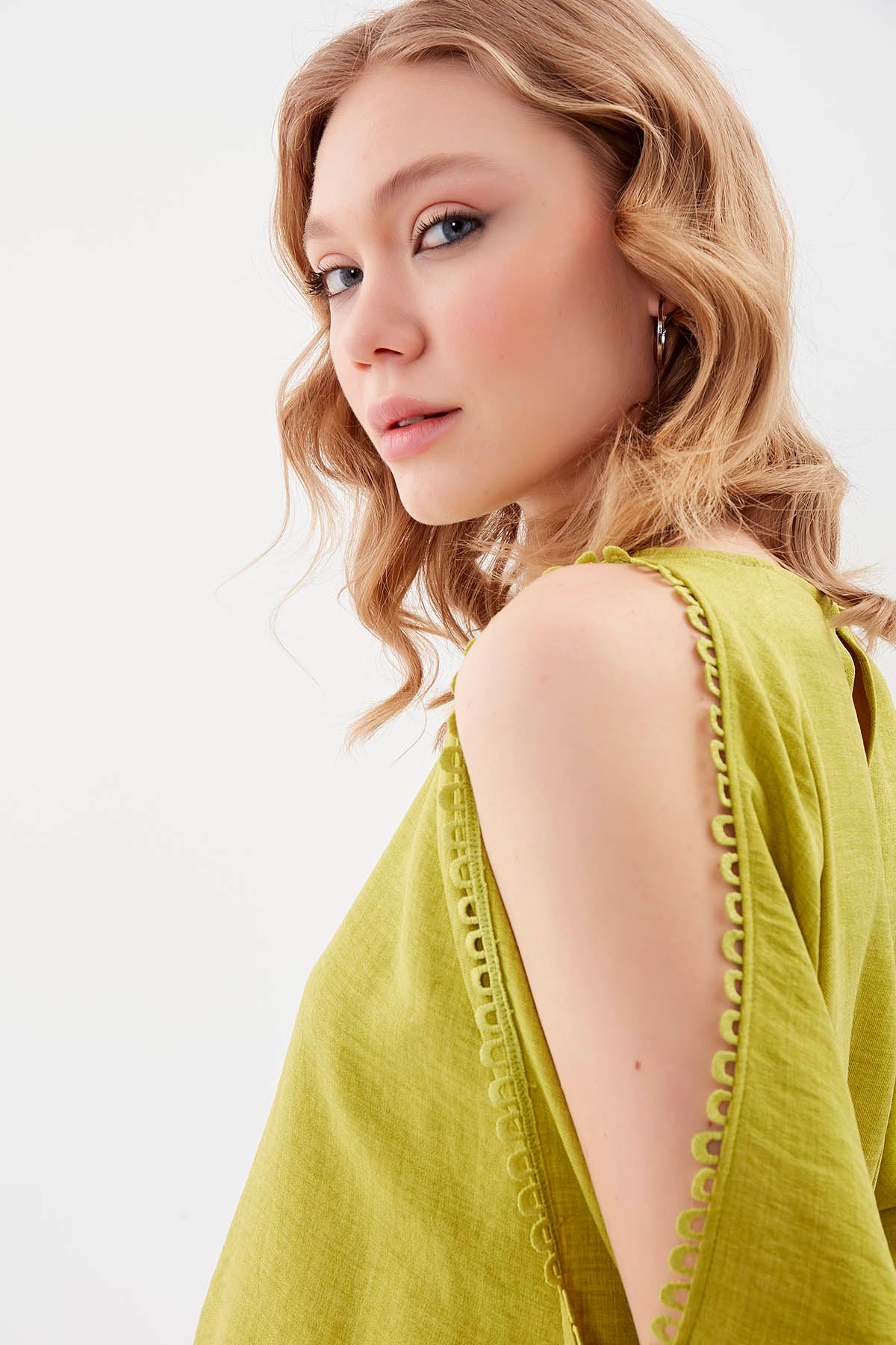 COLLAR-BUTTONED COLORED BLOUSE