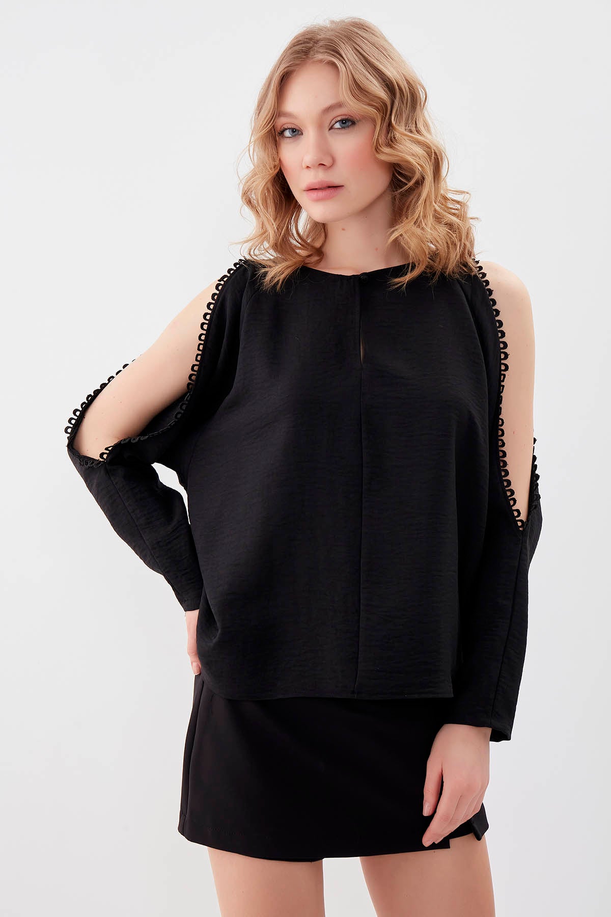 COLLAR-BUTTONED COLORED BLOUSE