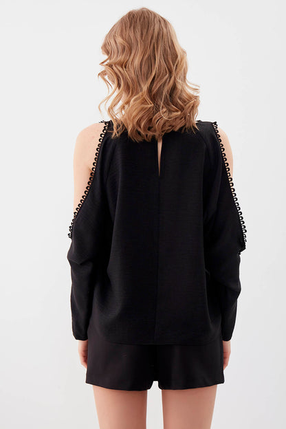 COLLAR-BUTTONED COLORED BLOUSE