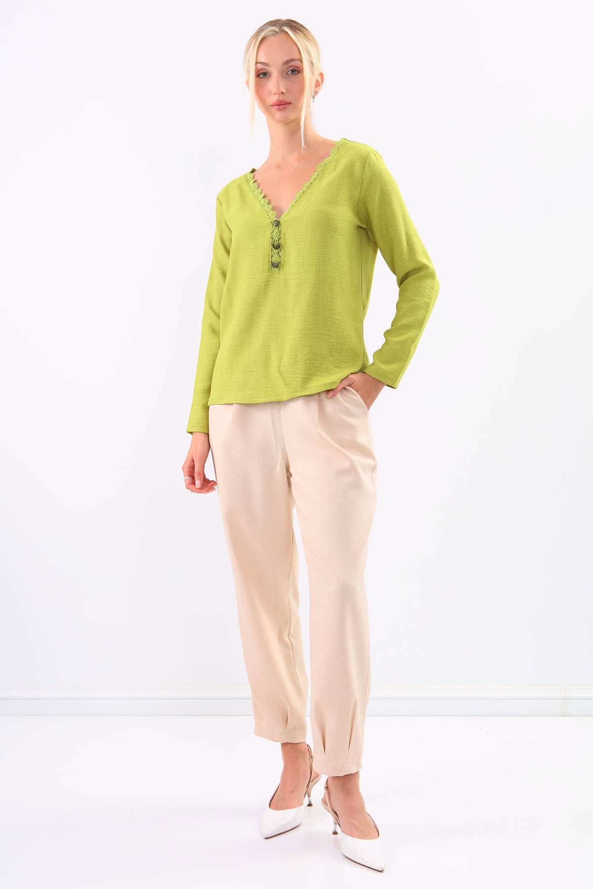 BLOUSE WITH ROUND COLLAR BUTTON