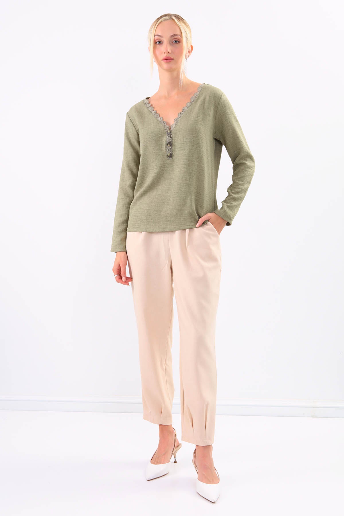 BLOUSE WITH ROUND COLLAR BUTTON