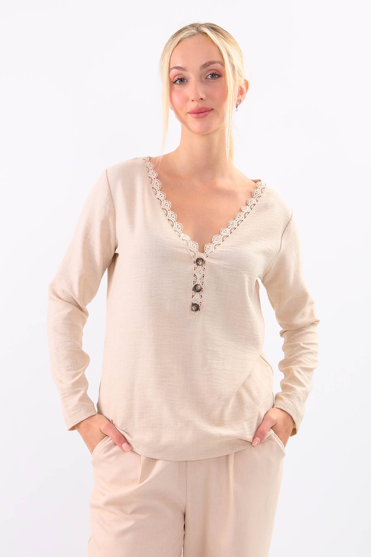 BLOUSE WITH ROUND COLLAR BUTTON