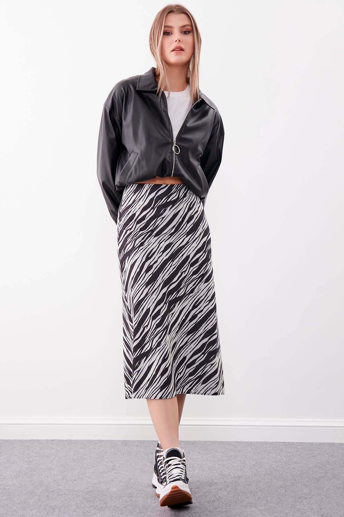 ZIPPERED SKIRT ON THE SIDE