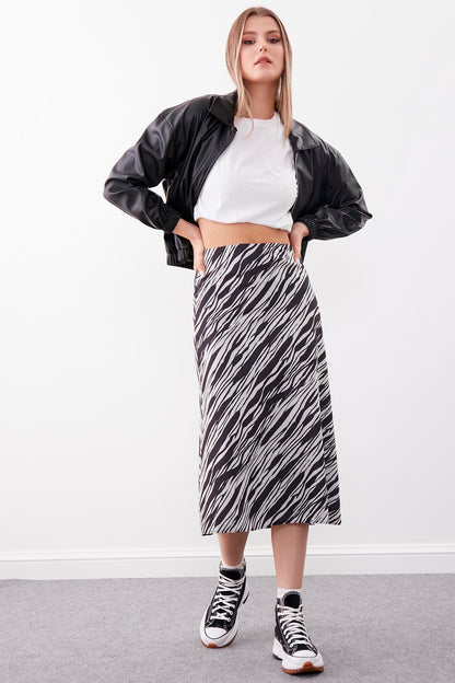 ZIPPERED SKIRT ON THE SIDE
