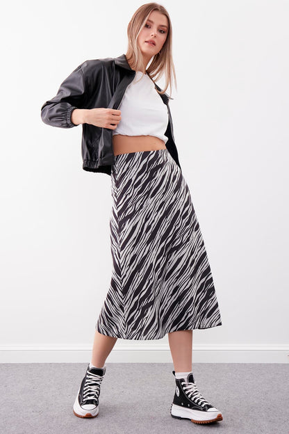 ZIPPERED SKIRT ON THE SIDE