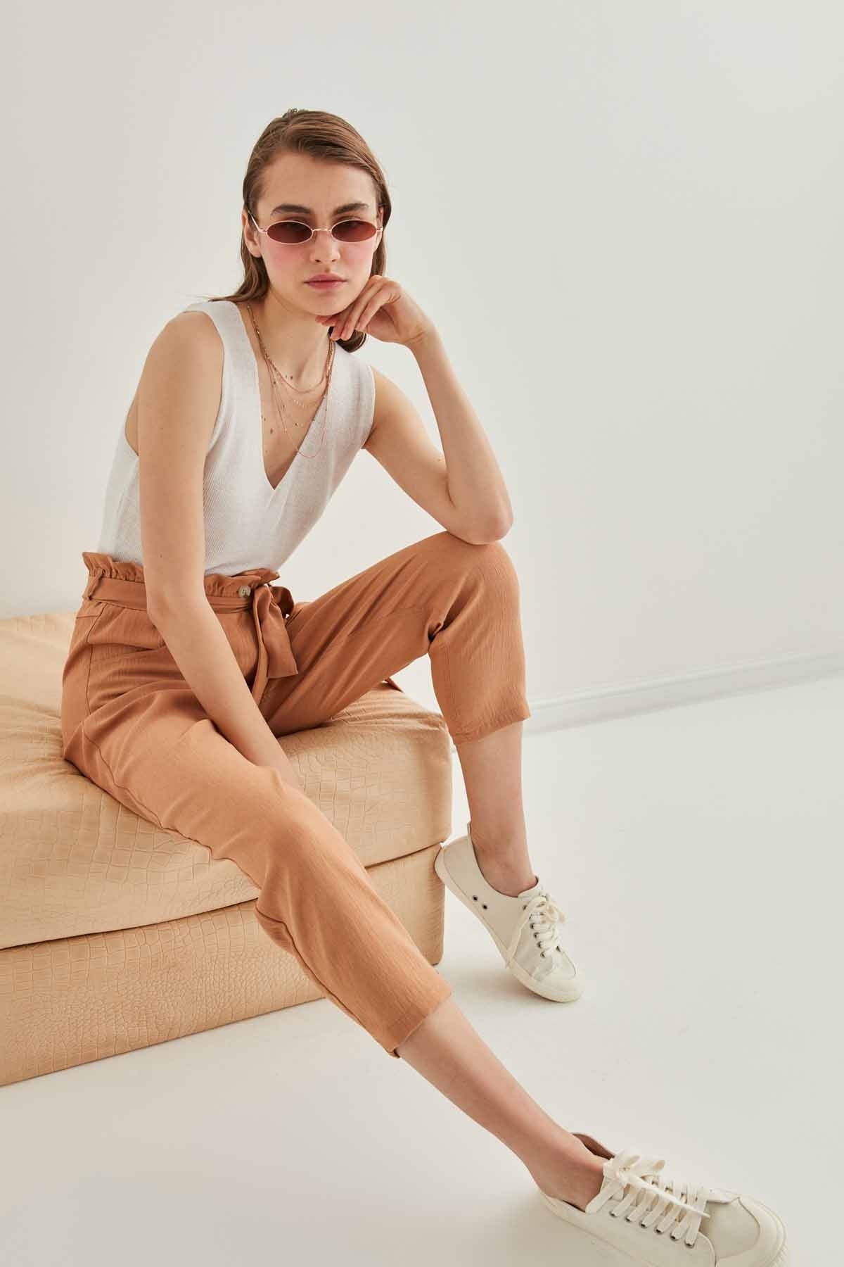 CROP TROUSERS WITH HIGH WAIST BELT ARCHES