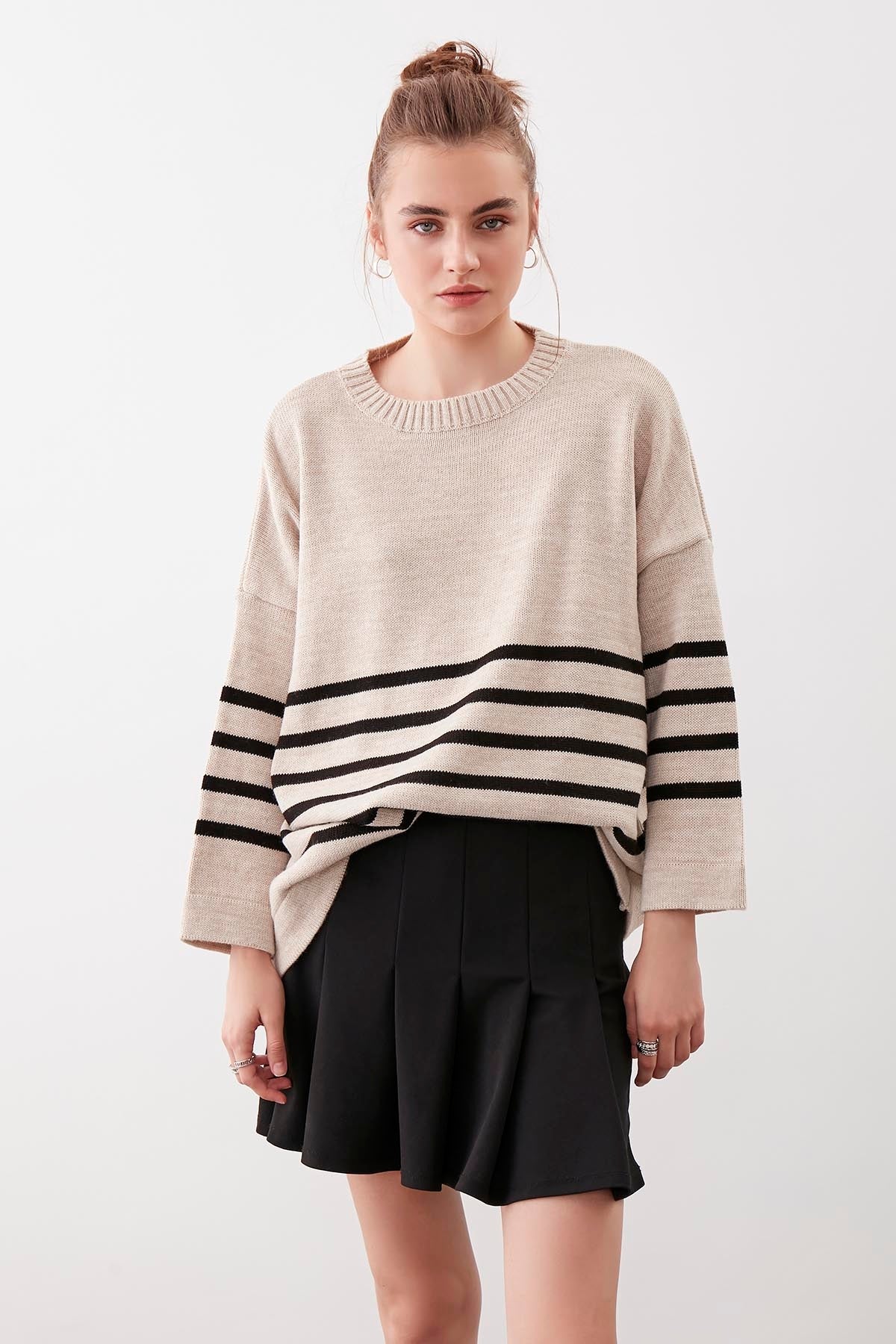 COMFY SWEATER WITH ROUND COLLAR LINES