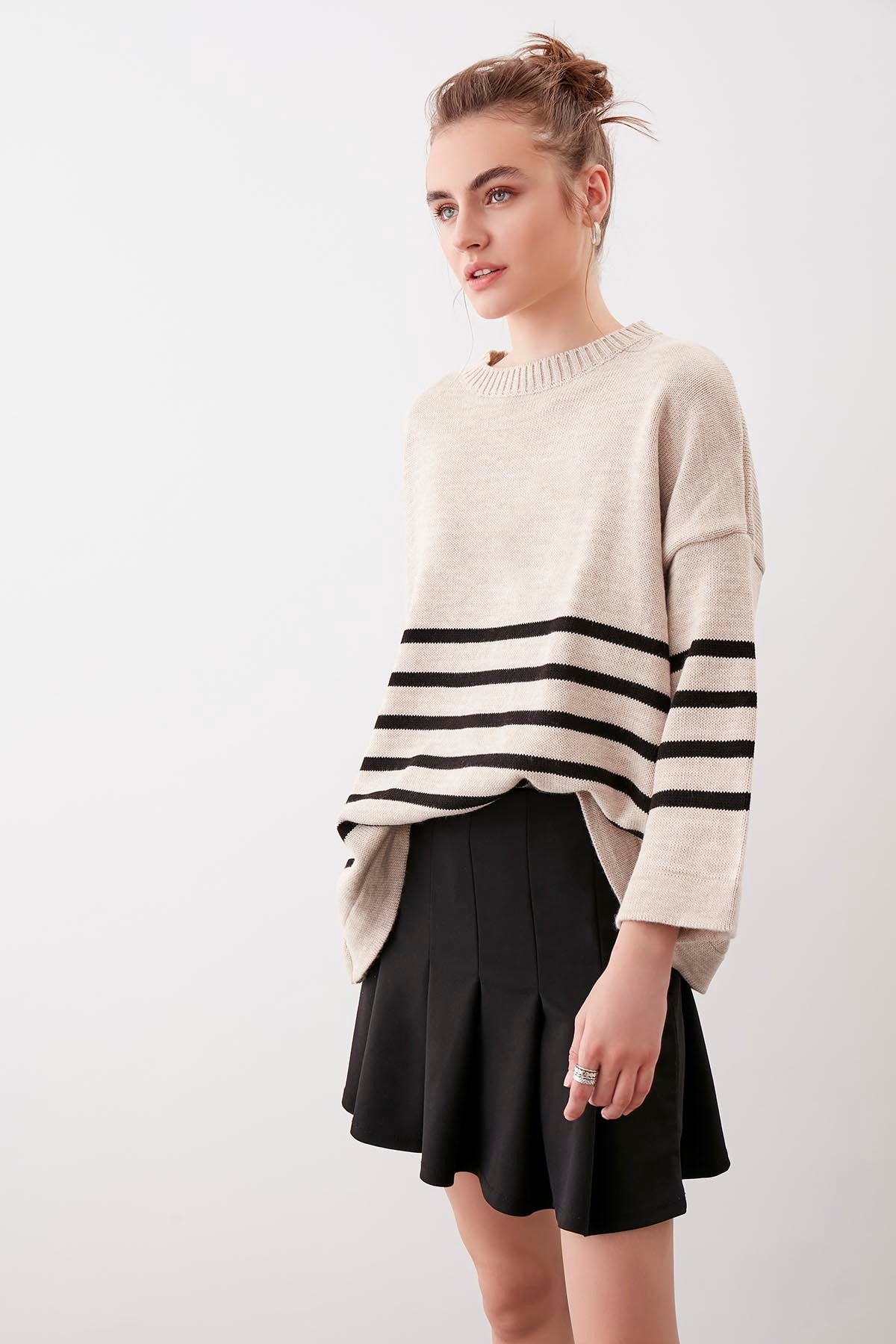 COMFY SWEATER WITH ROUND COLLAR LINES