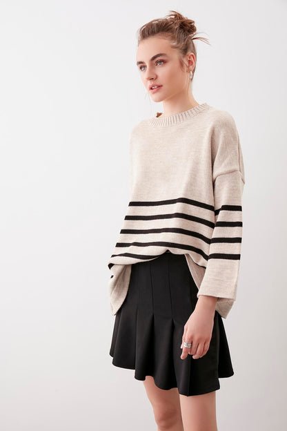 COMFY SWEATER WITH ROUND COLLAR LINES