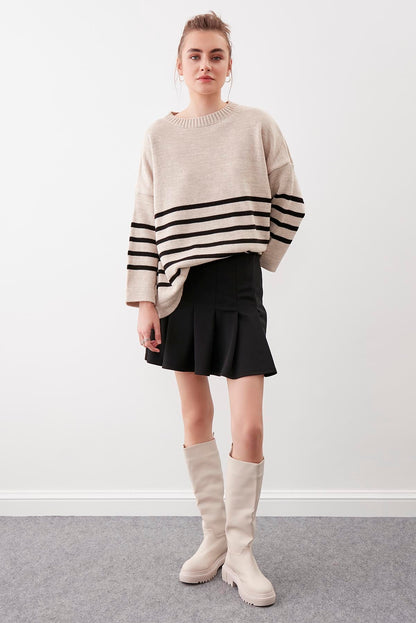 COMFY SWEATER WITH ROUND COLLAR LINES