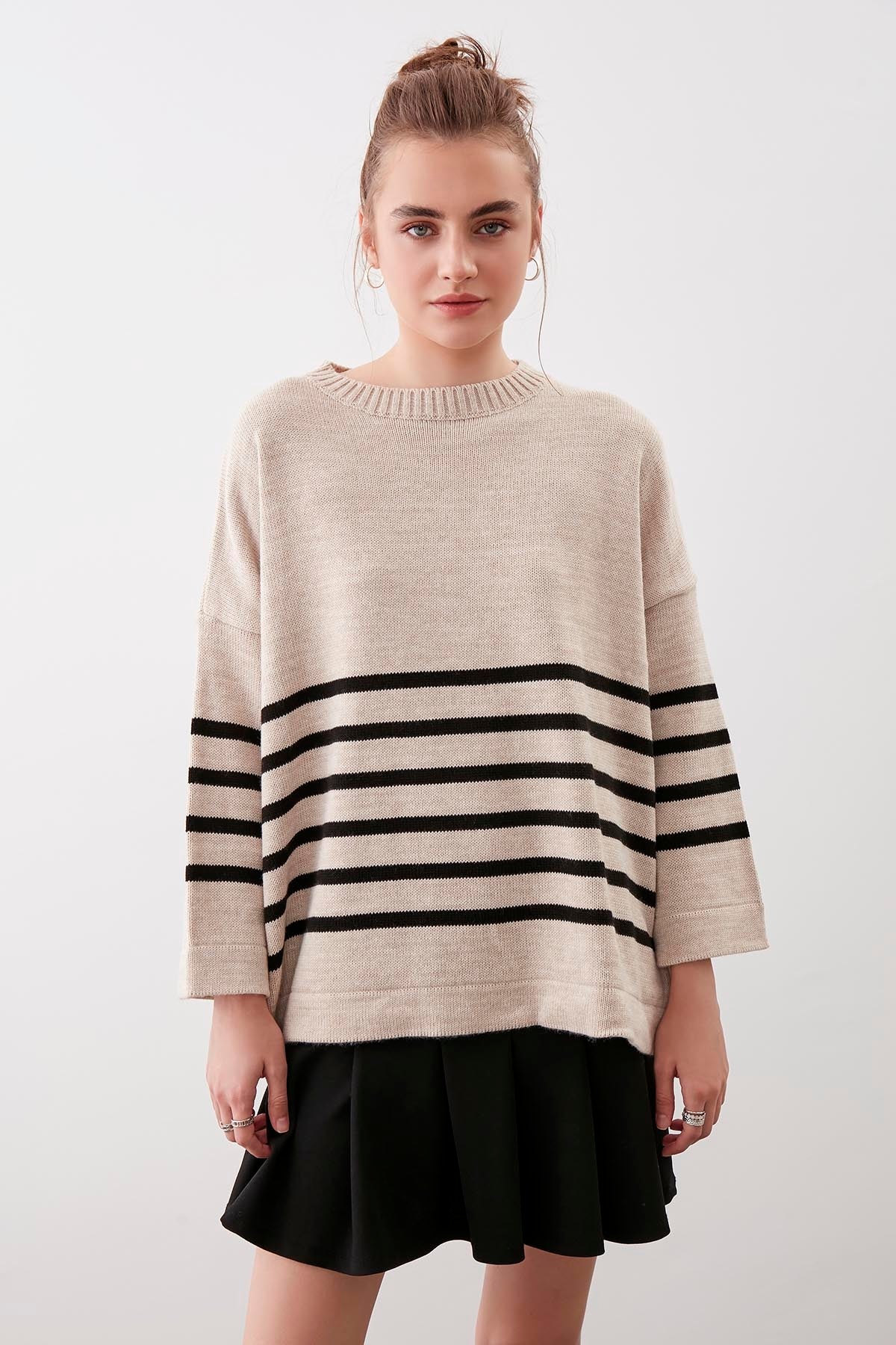 COMFY SWEATER WITH ROUND COLLAR LINES