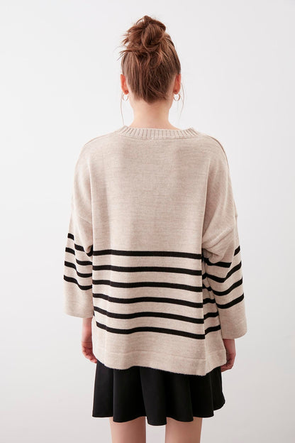 COMFY SWEATER WITH ROUND COLLAR LINES
