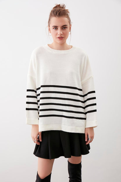 COMFY SWEATER WITH ROUND COLLAR LINES