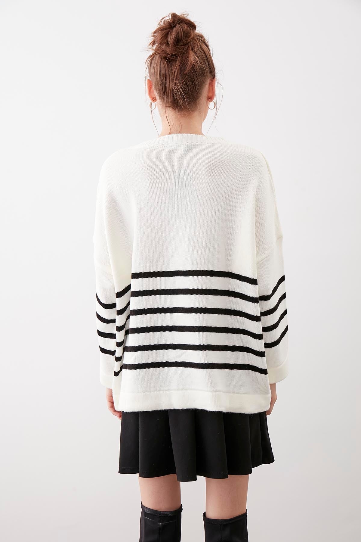 COMFY SWEATER WITH ROUND COLLAR LINES