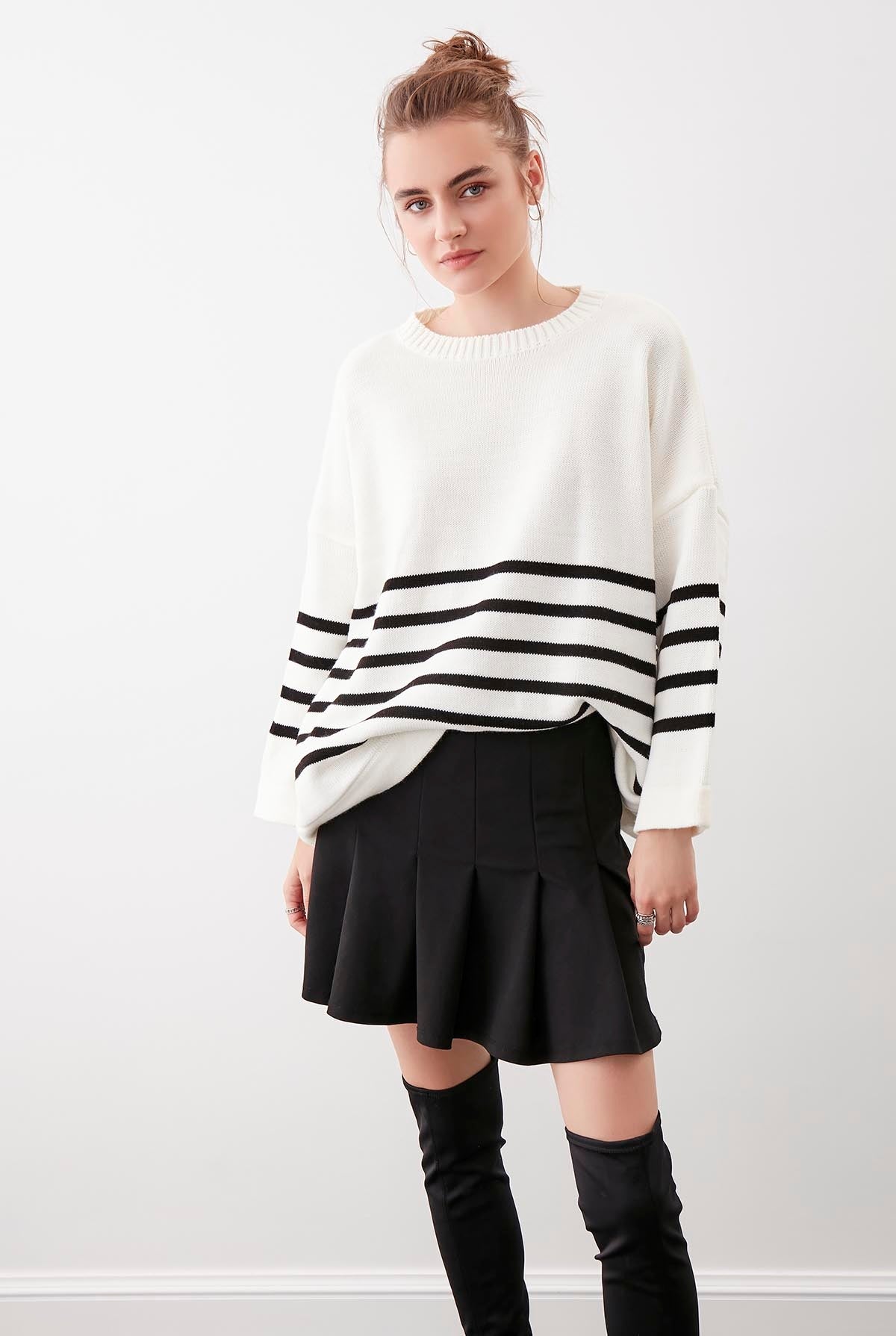 COMFY SWEATER WITH ROUND COLLAR LINES