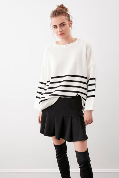 COMFY SWEATER WITH ROUND COLLAR LINES