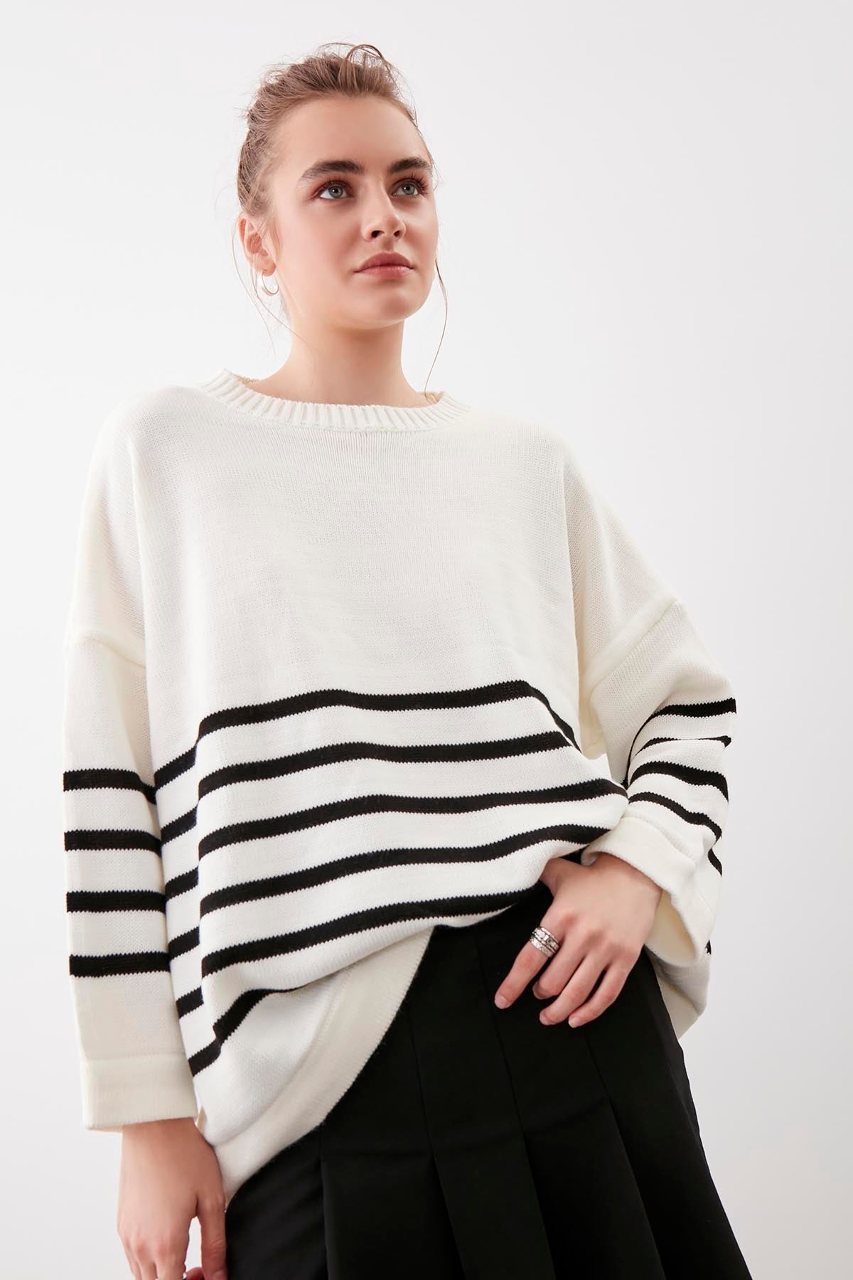 COMFY SWEATER WITH ROUND COLLAR LINES