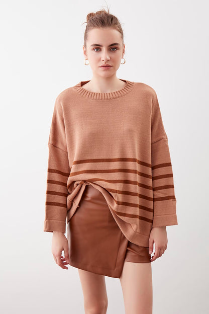 COMFY SWEATER WITH ROUND COLLAR LINES