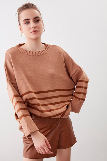 COMFY SWEATER WITH ROUND COLLAR LINES