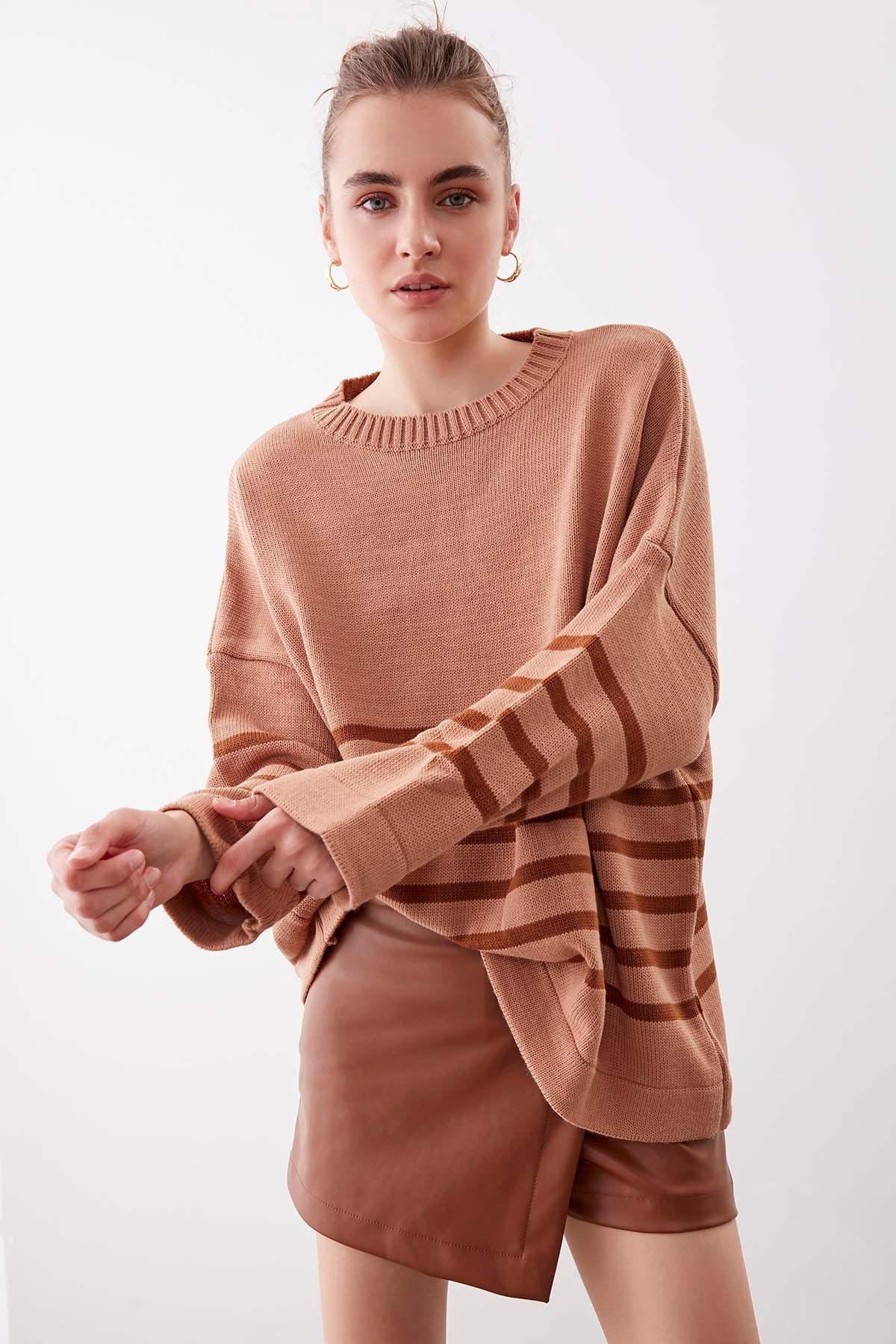 COMFY SWEATER WITH ROUND COLLAR LINES