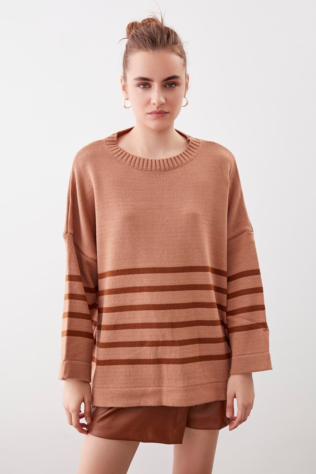 COMFY SWEATER WITH ROUND COLLAR LINES