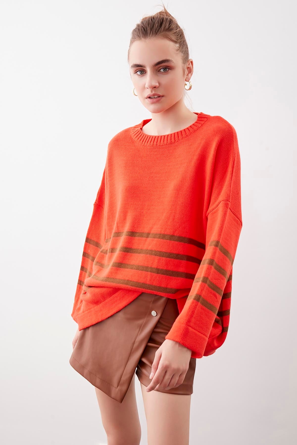 COMFY SWEATER WITH ROUND COLLAR LINES