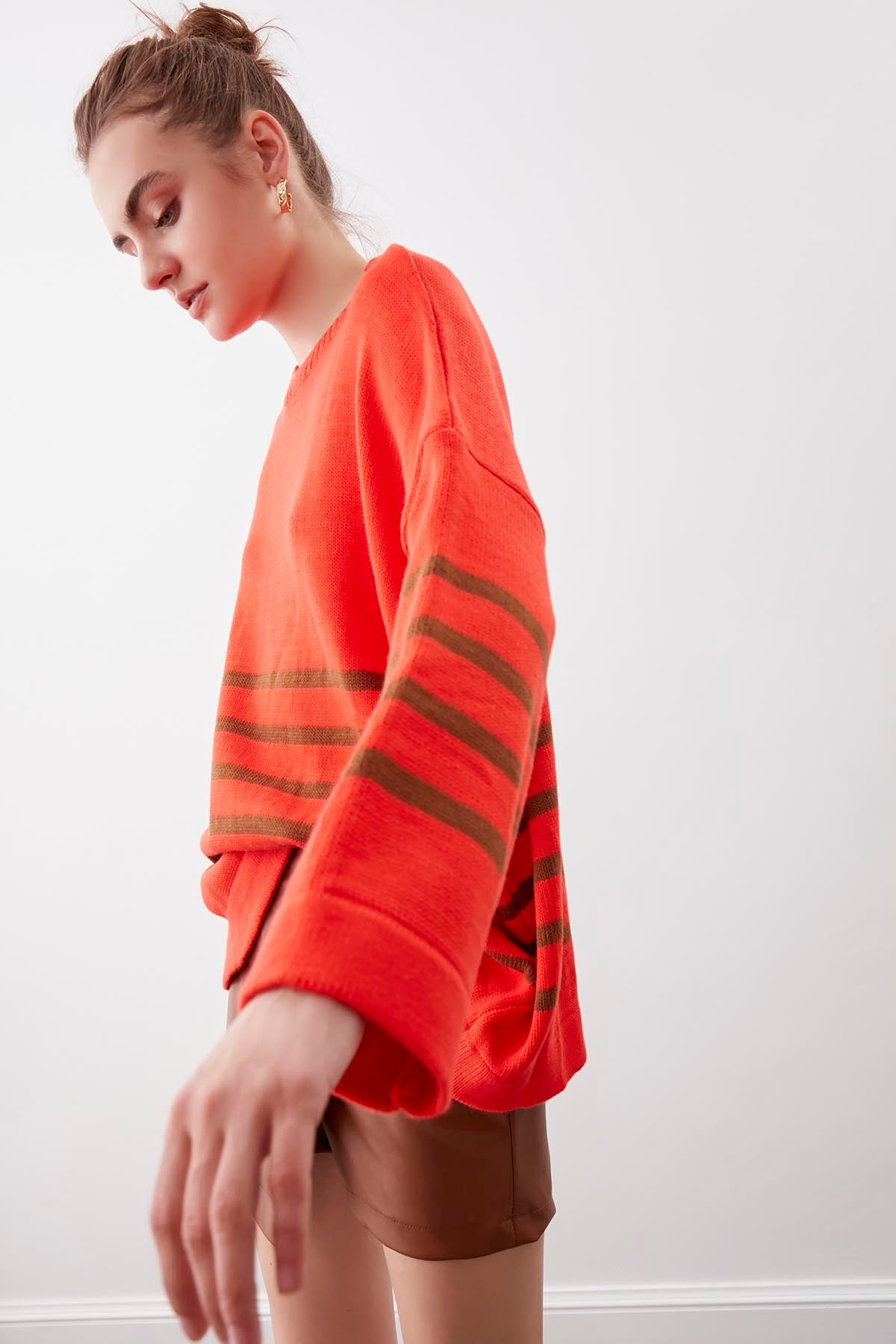 COMFY SWEATER WITH ROUND COLLAR LINES