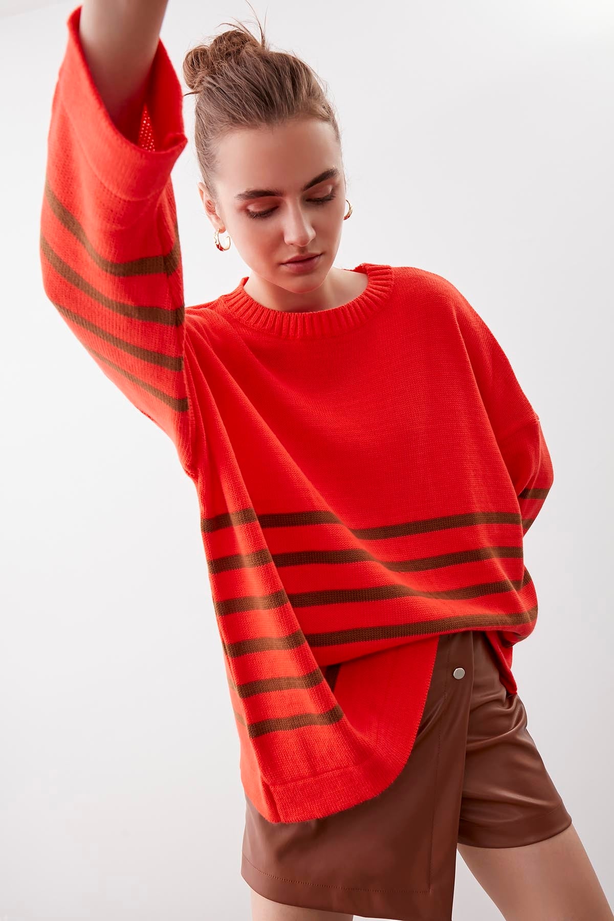 COMFY SWEATER WITH ROUND COLLAR LINES
