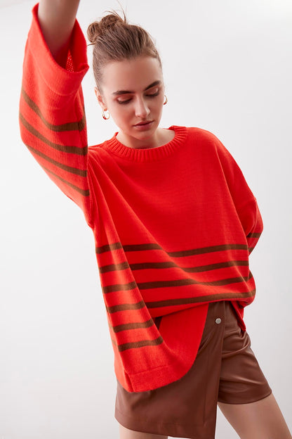COMFY SWEATER WITH ROUND COLLAR LINES