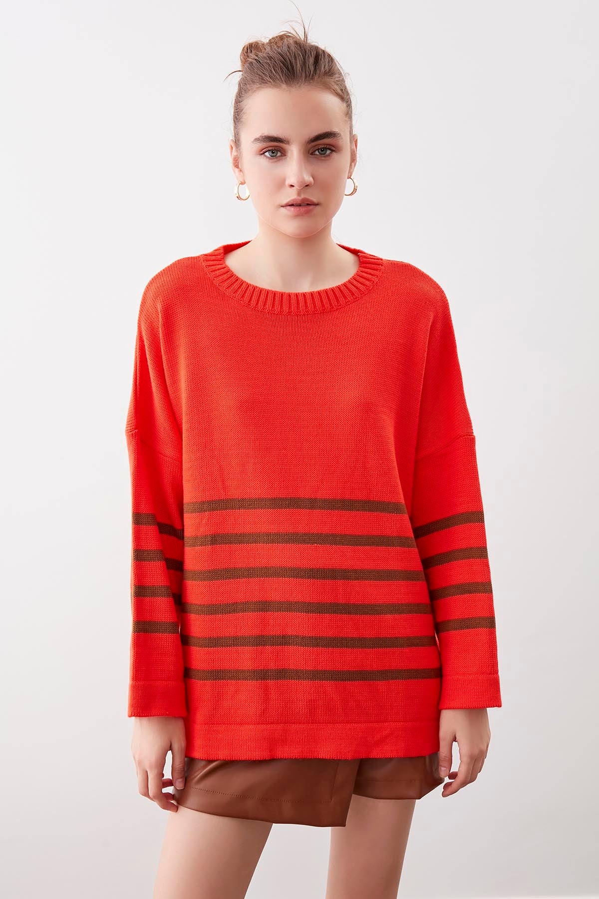 COMFY SWEATER WITH ROUND COLLAR LINES