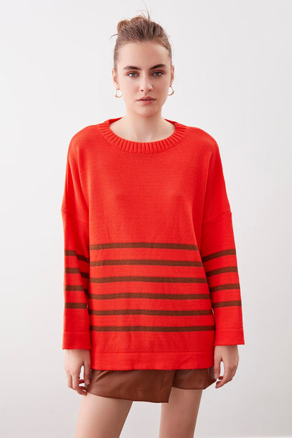 COMFY SWEATER WITH ROUND COLLAR LINES