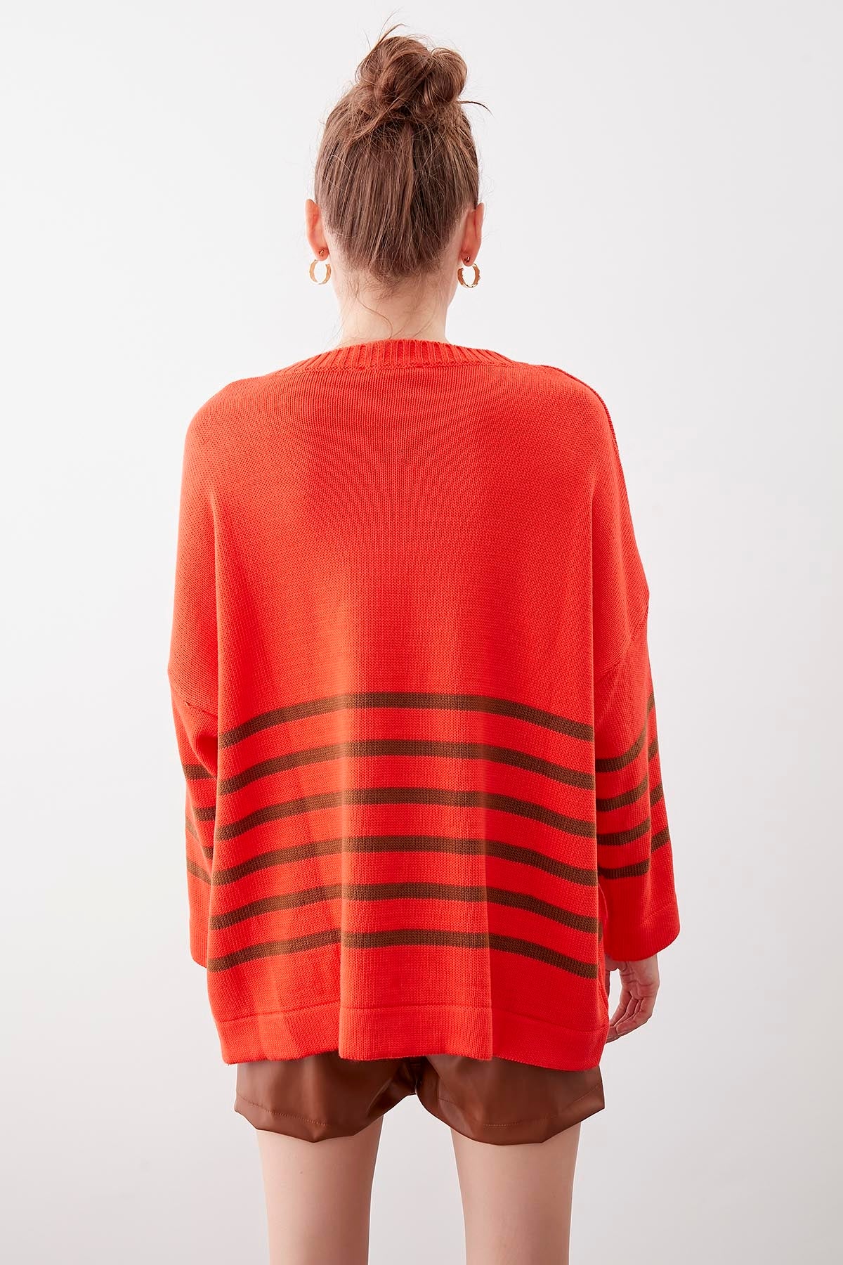 COMFY SWEATER WITH ROUND COLLAR LINES