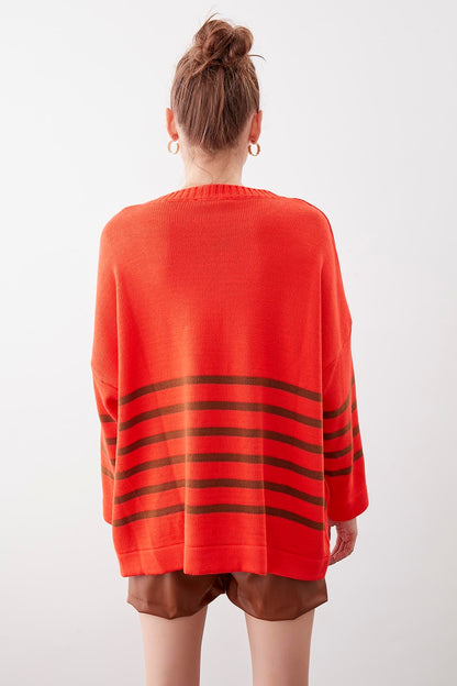 COMFY SWEATER WITH ROUND COLLAR LINES