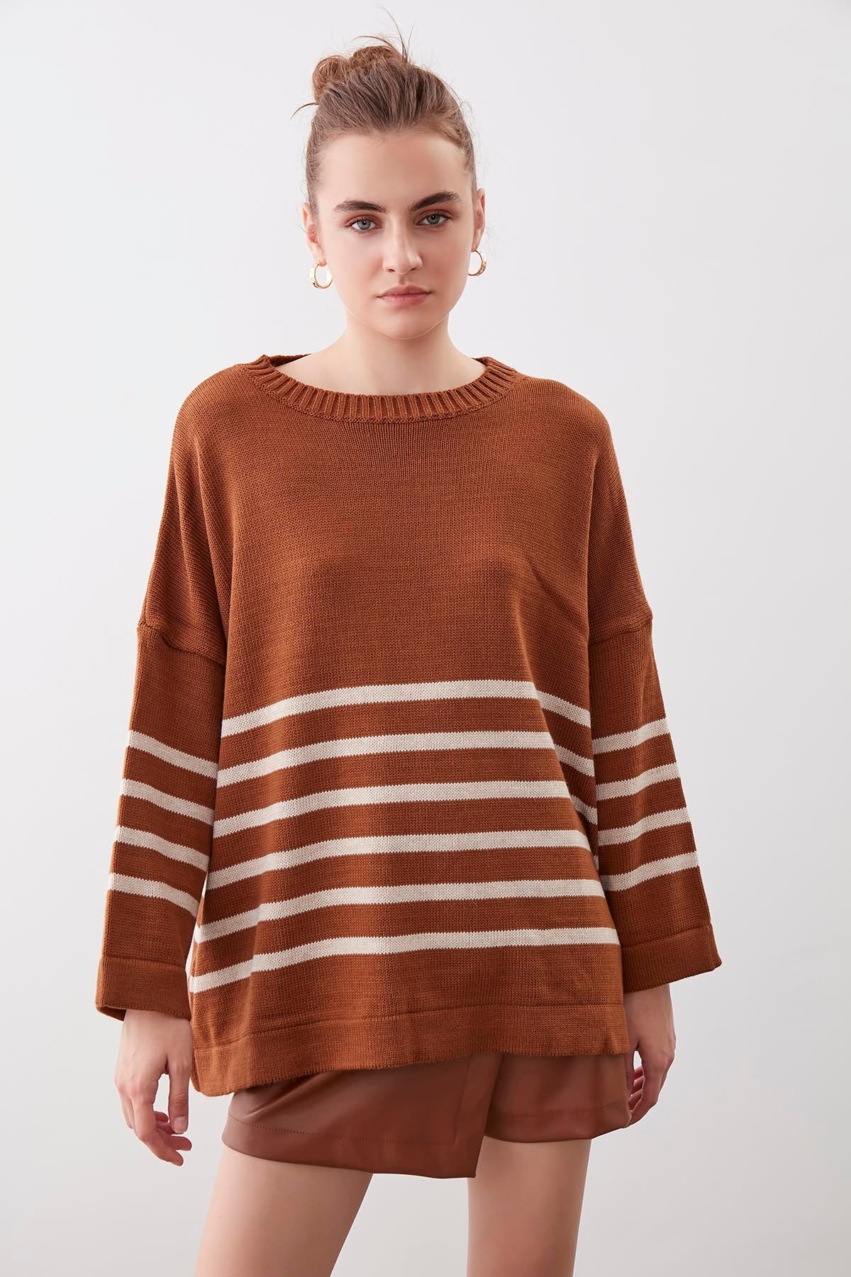 COMFY SWEATER WITH ROUND COLLAR LINES